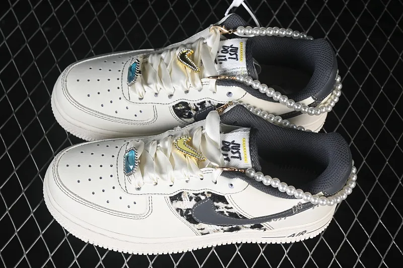All categories Nk Air Force 1 Air Force series Nk Air Force 1 Low Nike Air Force 1'07 Low "Foggy Pearl" Hand-painted graffiti Foggy Pearl Air Force 1 low-top casual sneakers FJ7740-071